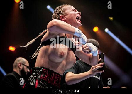 daniella boxing celebration|Boxing: Daniella Hemsley flashes crowd after Kingpyn。